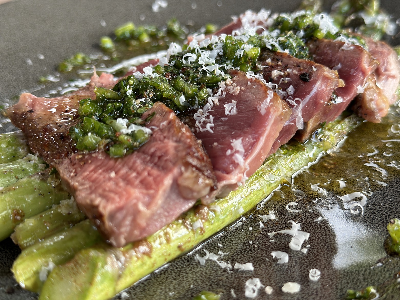 Gegrilltes Steak mit Spargel & gesmokter Bärlauchbutter