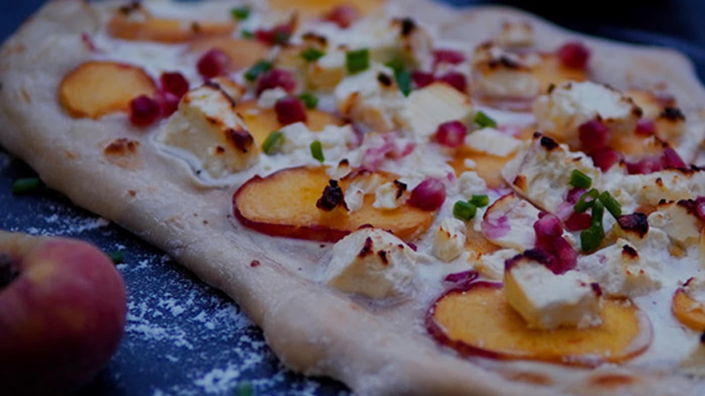 Flammkuchen mit Pfirsich und Feta