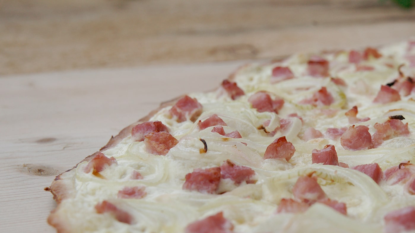 Flammkuchen mit Speck und Frühlingszwiebeln