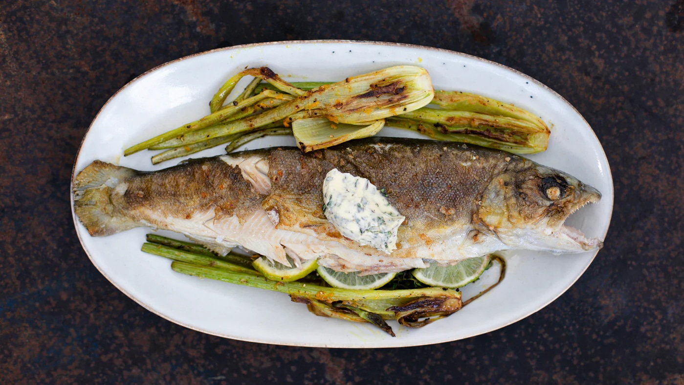 Heimischer Fisch, saftig gegrillt: Bachforelle mit Fenchel