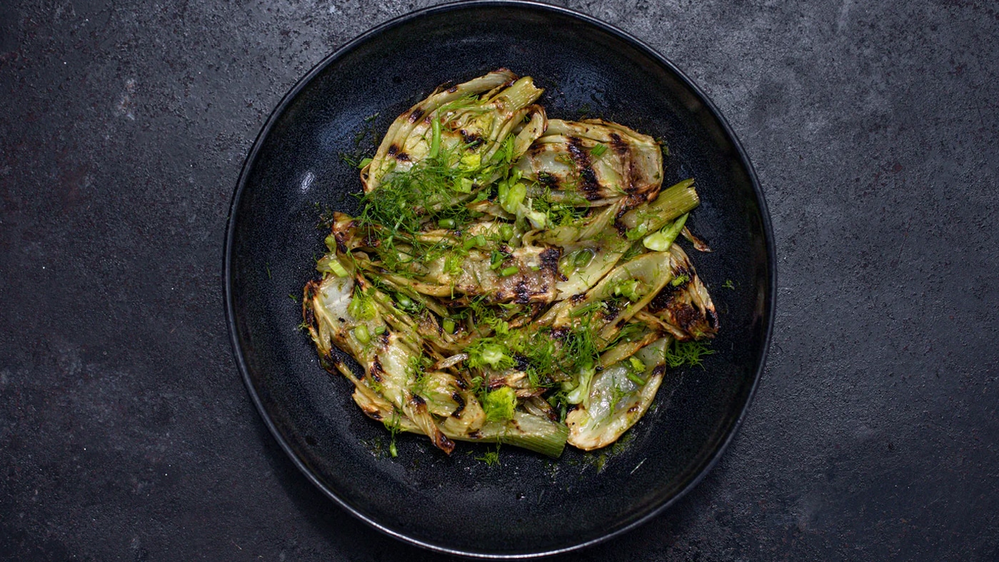 Gegrillter Fenchel mit Olivenöl, Limette und Meersalz