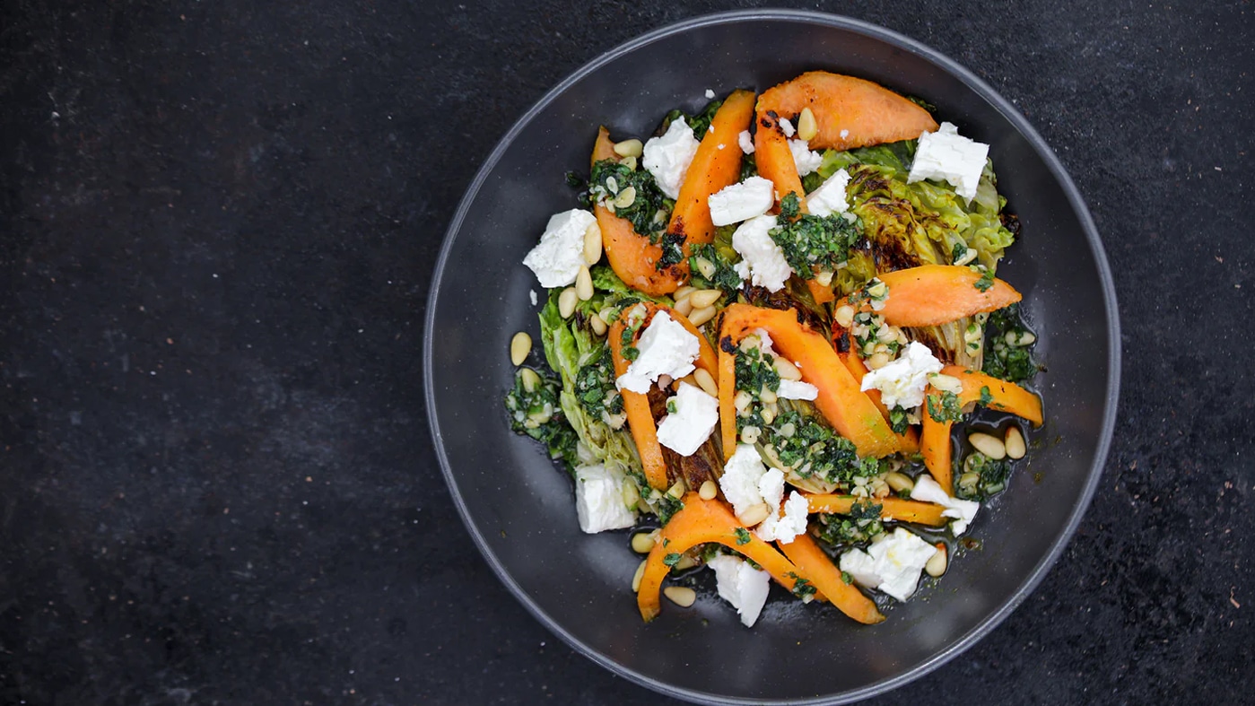 Gegrillter Salat mit Melone und Minzpesto