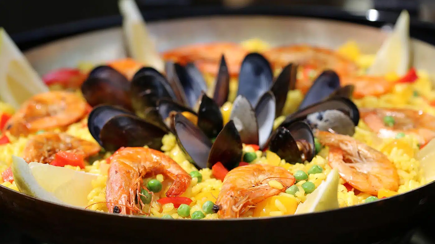 Original Paella mit Meeresfrüchten in der Pfanne