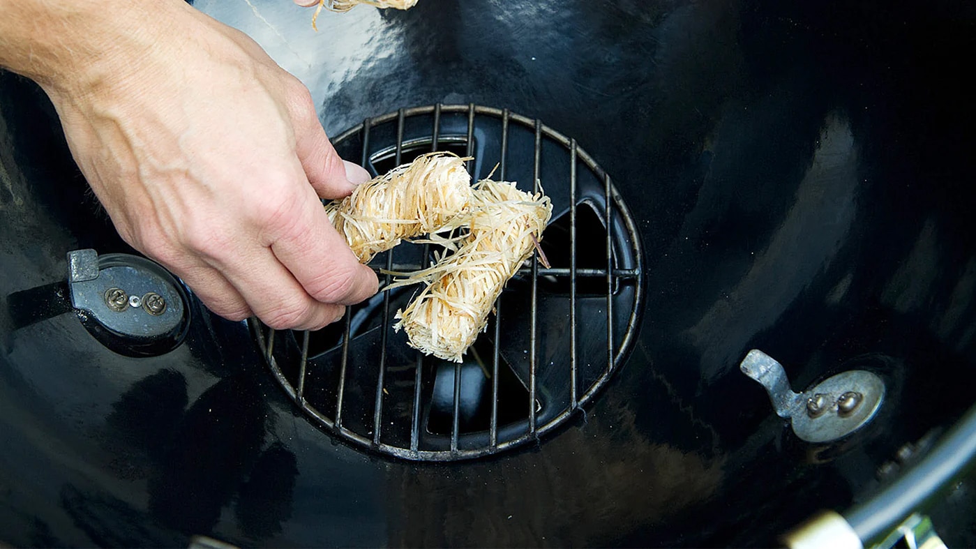 Outdoorchef Holzkohlegrill anfeuern