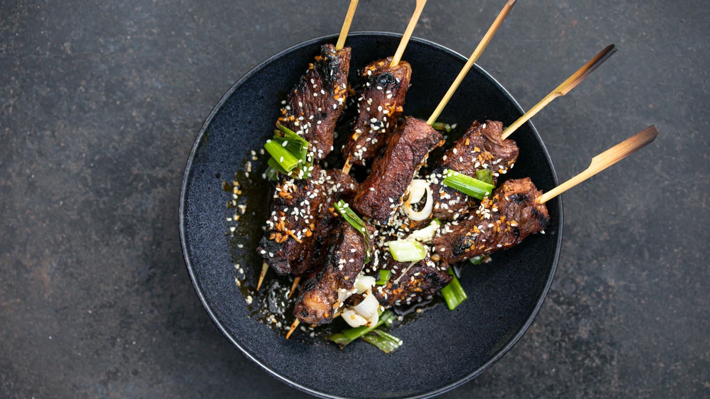 Gegillte Rib-Fingers mit Sesam und Frühlingszwiebeln