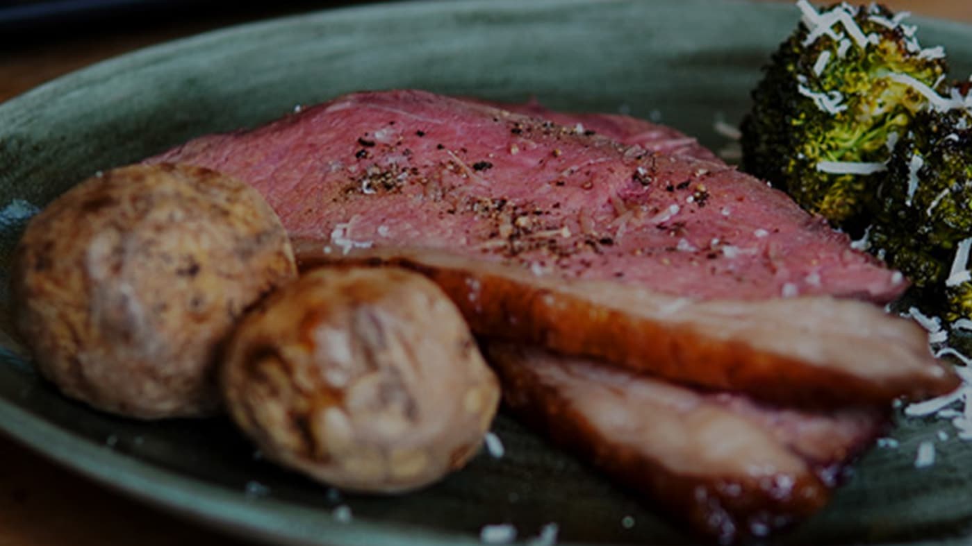 Gegrillter Tafelspitz mit Brokkoli-Pfanne und Kartoffeln