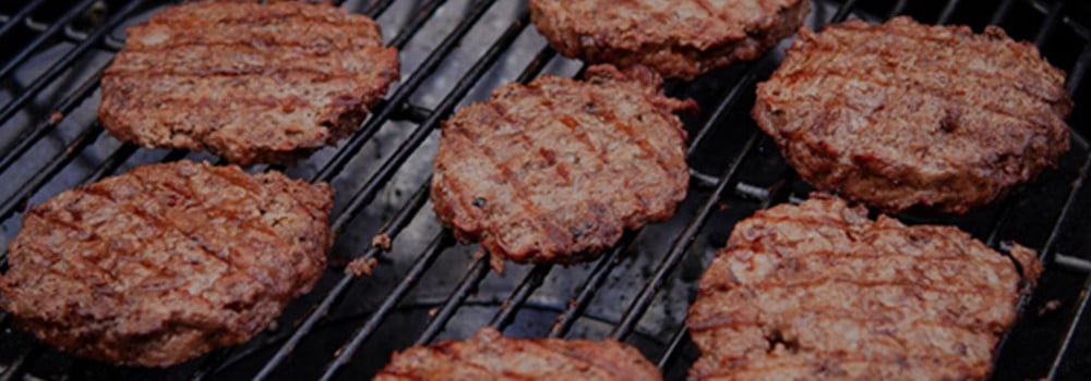 Wildschweinburger-Patties auf dem Grill